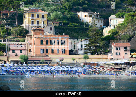 Monterosso, Italien - 7. Juli 2015: Leute schwimmen und Sonnenbaden am Strand von Monterosso in Cinque Terre, Italien Stockfoto