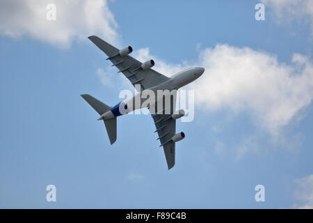 Ein Airbus A380 zeigt seine Agilität auf der Farnborough Air Show 2014 Stockfoto