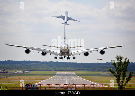 Ein Airbus A380 Landung in Farnborough Air Show 2014 während eines Airbus A350 hebt ab Stockfoto