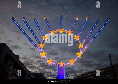 Brüssel, Bxl, Belgien. 7. Dezember 2015. Öffentliche Chanukka Menora im Hauptquartier der Europäischen Union in Brüssel, Belgien auf 07.12.2015 von Wiktor Dabkowski Credit: Wiktor Dabkowski/ZUMA Draht/Alamy Live News Stockfoto