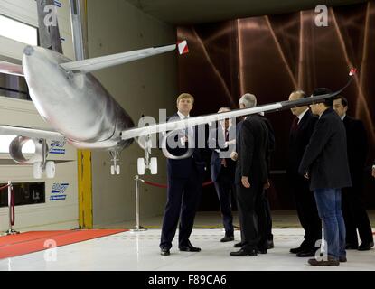 Marknesse, Niederlande. 7. Dezember 2015. König Willem-Alexander (L) besucht NLR DNW Windkanal in Marknesse (Flevoland) wo ein chinesisches Passagierflugzeug, 7. Dezember 2015 getestet. Bildnachweis: Dpa picture Alliance/Alamy Live News Stockfoto