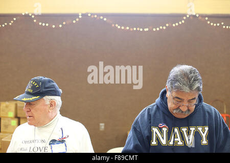 Napa, Kalifornien, USA. 5. Dezember 2015. Pensionierter Navy Veteranen Joe Lewis, links, und John Torres, rechts, helfen, Items für Care-Pakete im Betrieb mit Liebe von zu Hause die Pflege Paket Montage Ereignis am Zebrastreifen Kirche in Napa am Samstag. © Napa Valley Register/ZUMA Draht/Alamy Live-Nachrichten Stockfoto