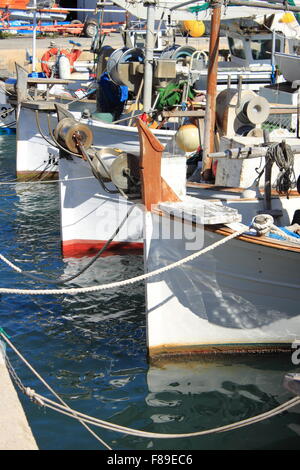 Angelboote/Fischerboote vertäut im Hafen Stockfoto