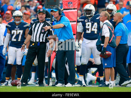 San Diego, CA, USA. 6. Dezember 2015. SAN DIEGO, CA - 6. Dezember 2015 - Ladegeräte Trainer Mike McCoy argumentiert ein Spiel Agasint die Broncos. © K.c. Alfred/U-T San Diego/ZUMA Draht/Alamy Live-Nachrichten Stockfoto