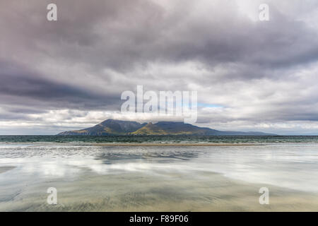 Mit Blick auf Rum Cullin Mountains, Laig Bay, Eigg, kleinen Inseln, Inneren Hebriden, Schottland. Stockfoto