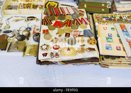 Alten sowjetischen militärischen Auszeichnungen für Verkauf auf einem Straßenmarkt in Vilnius, Litauen, Europa Stockfoto
