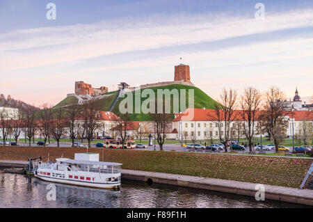 Vilnius Schloss komplex und Sightseeing Boot am Fluss Neris. Vilnius, Litauen, Europa Stockfoto