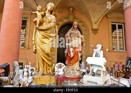 Religiöse vintage, antiken Statuen, Jungfrau Maria, Jesus Christus zum Verkauf, Flohmarkt, Piazza Santo Stefano, Bologna, Emilia Romagna, Italien. Souvenirs Stockfoto