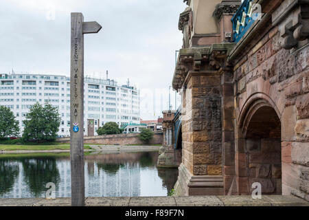 Holz- Wegweiser auf den Trent Tal weg an der Trent Brücke, Nottingham, England, Großbritannien Stockfoto