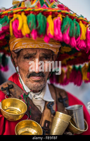 Traditionell gekleideten Wasser Verkäufer auf dem Platz Djemaa el-Fna in Marrakesch Stockfoto