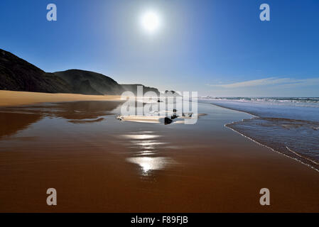 Portugal, Algarve: Malerische Strand Aussicht auf natürliche Bucht in Rogil Stockfoto