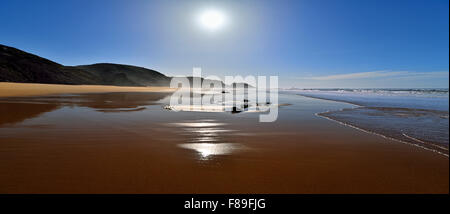 Portugal, Algarve: Malerische Strand Panorama der Bucht in Rogil Stockfoto