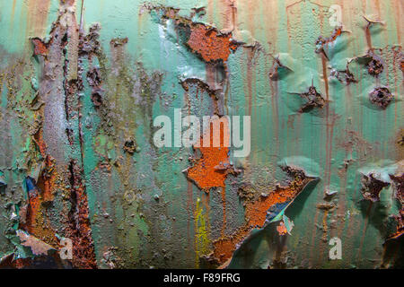 Abblätternde Farbe auf rostigen Metall Stockfoto