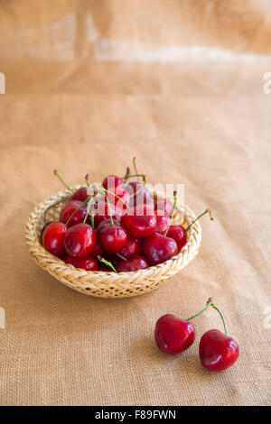 Kirschen in einem Korb. Still-Leben. Stockfoto