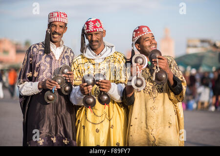 Drei Gnawa-Musiker in Tracht am Djemaa el-Fna in Marrakesch Stockfoto