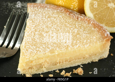 Tarte au Citron, Scheibe Zitronentorte Stockfoto