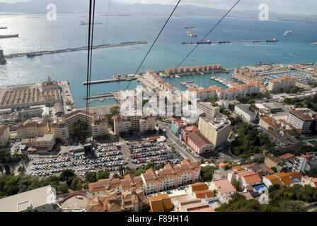 Blick von der Seilbahn entfernt die Menschen an die Spitze des Felsens in Gibraltar trägt. Stockfoto