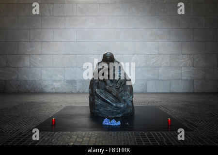 Mutter mit Sohn, Skulptur von Käthe Kollwitz, Neue Wache, Berlin, Deutschland Stockfoto