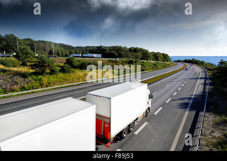 LKW-fahren eine landschaftlich schöne Strecke auf Autobahn Stockfoto