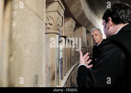 Israel. 7. Dezember 2015. Deutscher Präsident des Bundesrates und der Sachsen, STANISLAW TILLICH, Ministerpräsident besucht die Benediktinerabtei Dormitio und Touren die Dachterrasse im Rahmen eines offiziellen Besuchs in Israel zum 50 Jahrestag seit der Aufnahme diplomatischer Beziehungen zwischen Israel und Deutschland. Der Basilika Hagia Maria Sion der Muttergottes auf dem Berg Zion, erbaut an der Stelle, wo die Jungfrau Maria soll, zum letzten Mal eingeschlafen sein, wurde durch Kaiser Wilhelm II. zu Beginn des 20. Jahrhunderts nach den Plänen von Heinrich Renard abgeschlossen. Bildnachweis: Nir Alon/Alamy Live-Nachrichten Stockfoto