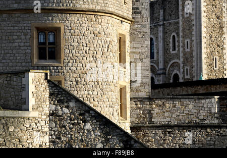 London, England, Vereinigtes Königreich. Tower of London. Devereux (Runde) weiße Turm hinter Stockfoto