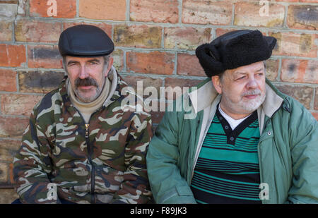 Outdoor Portrait von zwei älteren ukrainischen Bauern Freunde Stockfoto