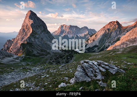 Mit Zugspitze und sonnenspitze seebensee, wetterstein Gebirge, Alpen, Österreich, Europa Stockfoto