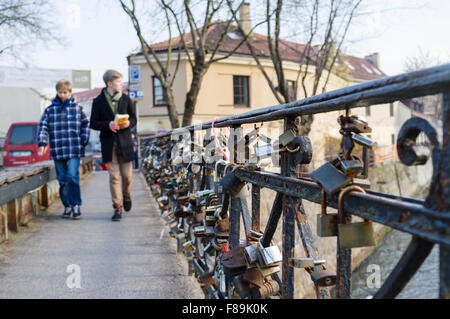 Jugendliche neben Liebe Schlösser an Brücke über Fluss Vilnia in Richtung der selbsternannten unabhängigen Republik von Uzupis Bezirk Vilniu Stockfoto