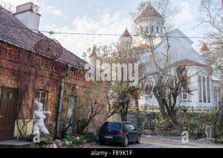 Selbst ernannte unabhängige Republik von Uzupis böhmischen Bezirk. Kirche der Heiligen Mutter Gottes im Hintergrund. Vilnius, Lithuan Stockfoto