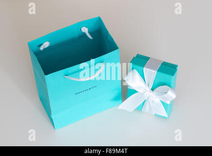 Eine Tiffany Blue Box (kleine blaue Box von Tiffany) von Tiffany & Co., der berühmten New York City-Schmuck-Unternehmen. Stockfoto