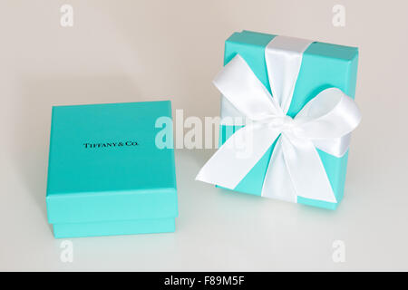 Eine Tiffany Blue Box (kleine blaue Box von Tiffany) von Tiffany & Co., der berühmten New York City-Schmuck-Unternehmen. Stockfoto