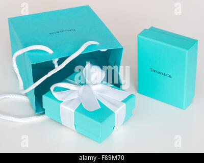 Eine Tiffany Blue Box (kleine blaue Box von Tiffany) von Tiffany & Co., der berühmten New York City-Schmuck-Unternehmen. Stockfoto