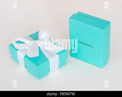 Eine Tiffany Blue Box (kleine blaue Box von Tiffany) von Tiffany & Co., der berühmten New York City-Schmuck-Unternehmen. Stockfoto