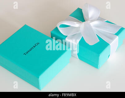 Eine Tiffany Blue Box (kleine blaue Box von Tiffany) von Tiffany & Co., der berühmten New York City-Schmuck-Unternehmen. Stockfoto