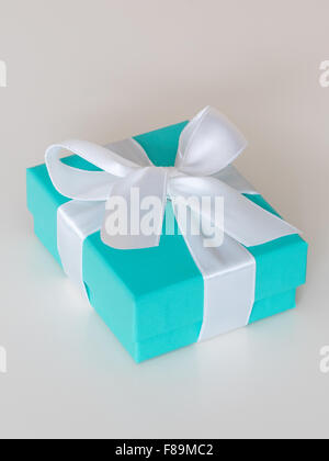 Eine Tiffany Blue Box (kleine blaue Box von Tiffany) von Tiffany & Co., der berühmten New York City-Schmuck-Unternehmen. Stockfoto
