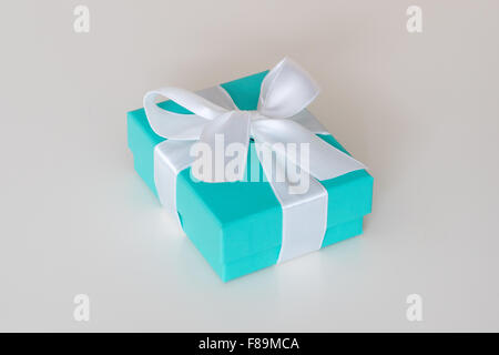 Eine Tiffany Blue Box (kleine blaue Box von Tiffany) von Tiffany & Co., der berühmten New York City-Schmuck-Unternehmen. Stockfoto