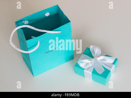 Eine Tiffany Blue Box (kleine blaue Box von Tiffany) von Tiffany & Co., der berühmten New York City-Schmuck-Unternehmen. Stockfoto