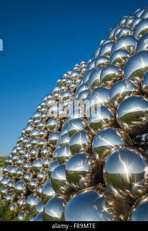 Die "Talus Dome"-Skulptur an der Quesnell Bridge, Edmonton, Alberta, Kanada Stockfoto