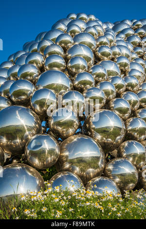 Die "Talus Dome"-Skulptur an der Quesnell Bridge, Edmonton, Alberta, Kanada Stockfoto