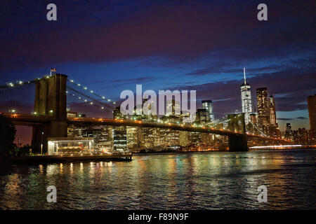 Blick über den East River, die Brooklyn Bridge und unteren Skyline von Manhattan, New York City.  Foto von Trevor Collens Stockfoto