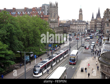 West End der Princes Street mit Straßenbahnen/Busse, Sommer 2015, Edinburgh, Scotland, UK Stockfoto