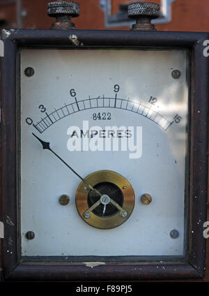 Viktorianische Amp-Meter zeigt Ampere mit einer Nadel Stockfoto