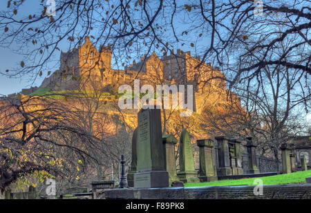 Edinburgh Castle im Winter, Schottland, UK aus St Cuthberts Friedhof Stockfoto