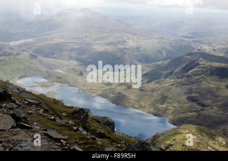 Blick von der Bergstation der Snowdon Mountain Railway in Nord-Wales. Stockfoto