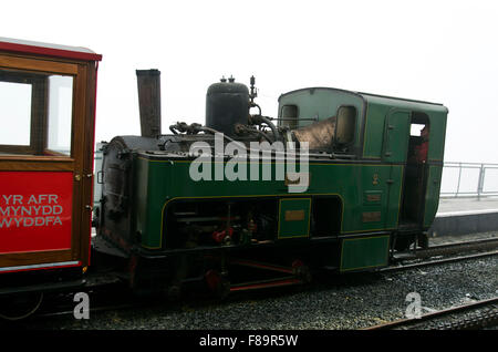 Dampflok auf der Bergstation der Snowdon Mountain Railway in Nord-Wales. Stockfoto