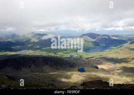 Blick von der Bergstation der Snowdon Mountain Railway in Nord-Wales. Stockfoto