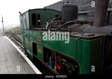 Dampflok auf der Bergstation der Snowdon Mountain Railway in Nord-Wales. Stockfoto