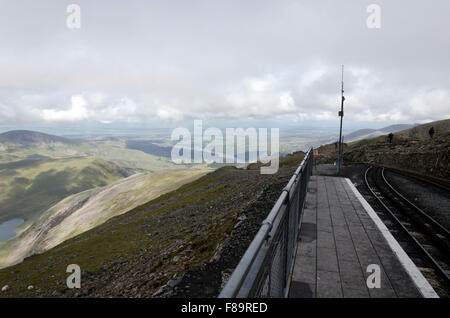 Blick von der Bergstation der Snowdon Mountain Railway in Nord-Wales. Stockfoto