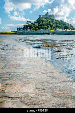 St. Michaels Mount vor der Küste von Cornwall in der Nähe von Marazion zeigt den Damm durch die Flut abgedeckt Stockfoto