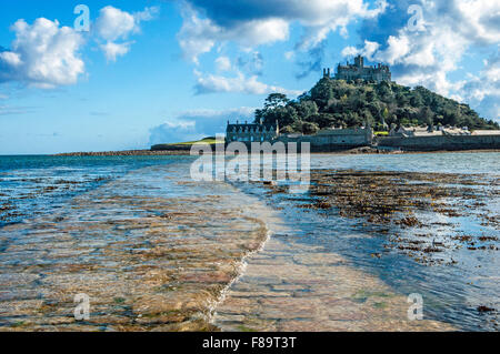 St. Michaels Mount vor der Küste von Cornwall in der Nähe von Marazion mit den Gezeiten kroch über den Damm Stockfoto